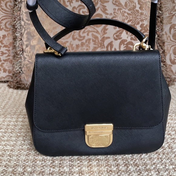 Michael Kors Bridgette MD TH Messenger Black - Picture 2 of 16